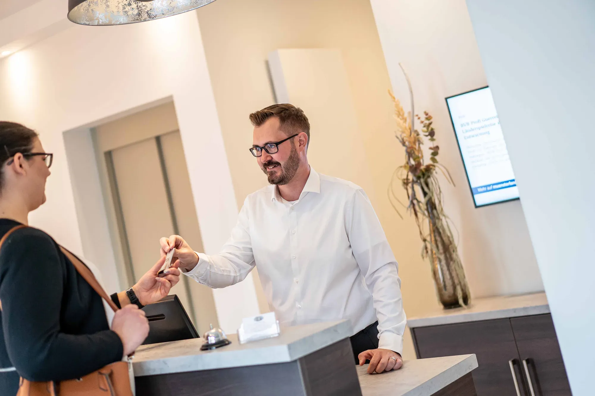 Schlüsselübergabe an der Rezeption des Hotel Meyerink