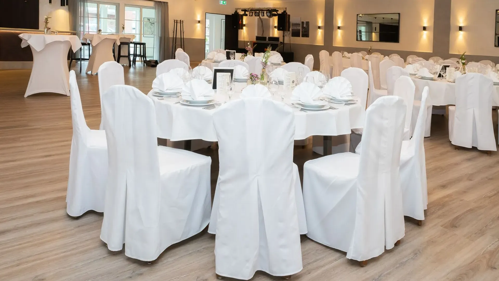 Festsaal des Hotel Meyerink mit eingedeckten Tafeln