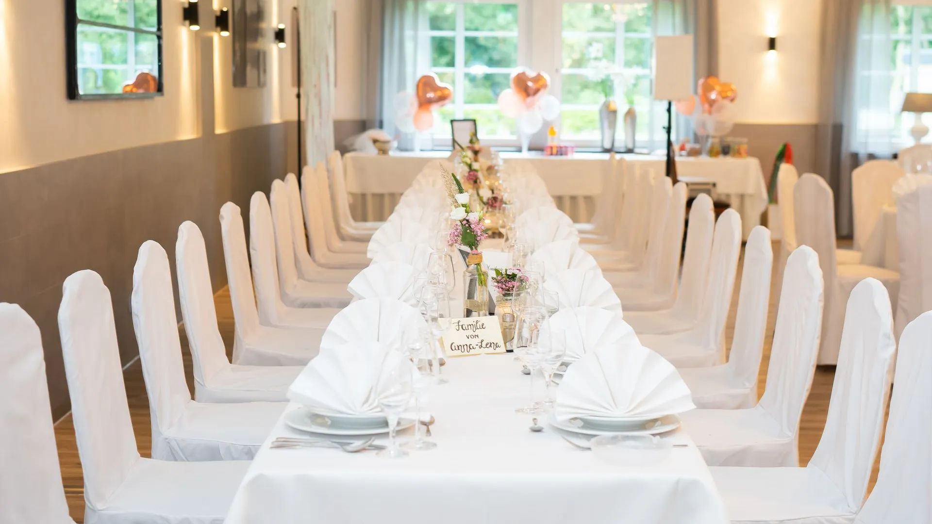 Festsaal des Hotel Meyerink, festlich gedeckt