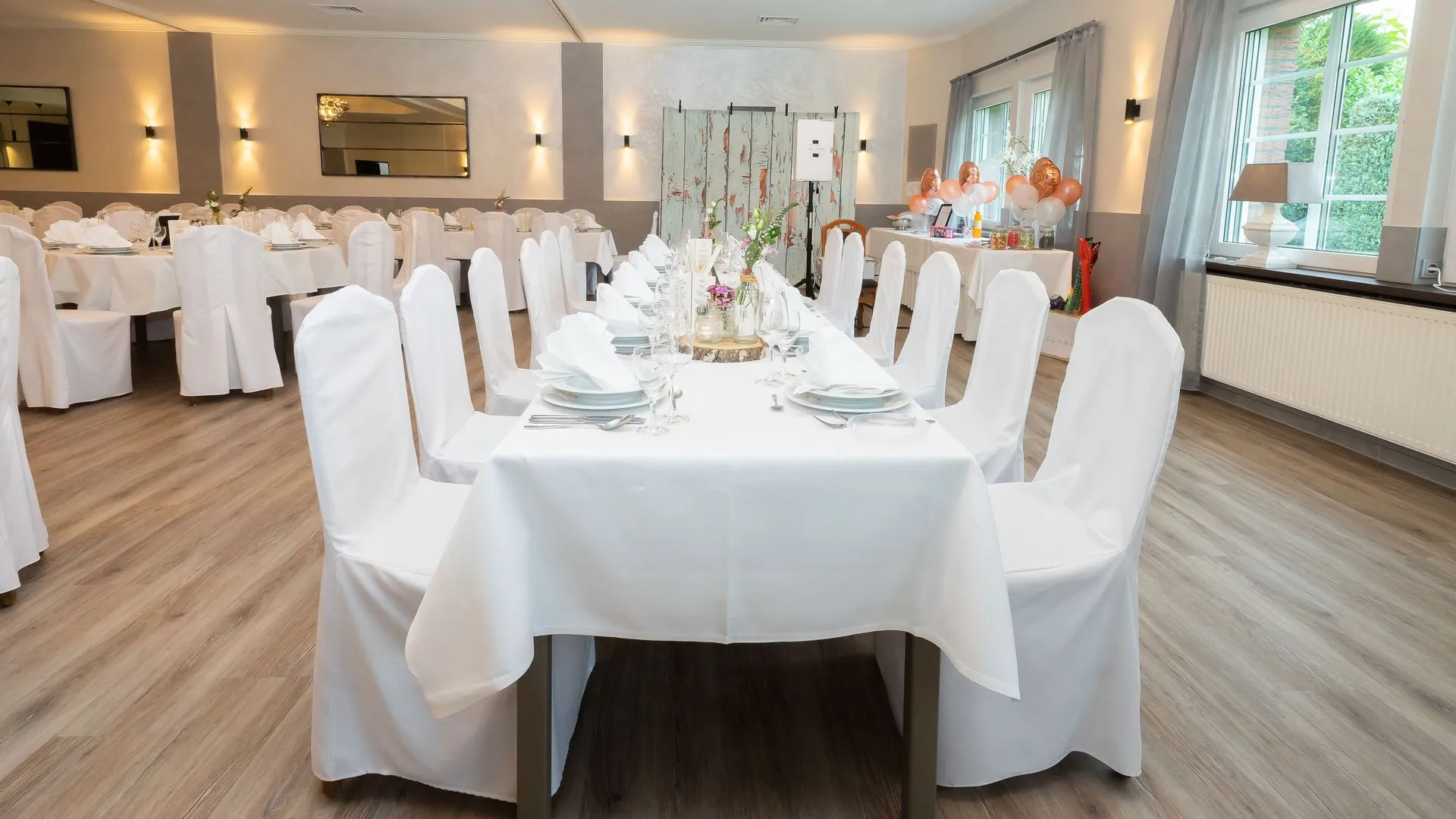 Festlich gedeckte Tische im Saal des Hotel Meyerink